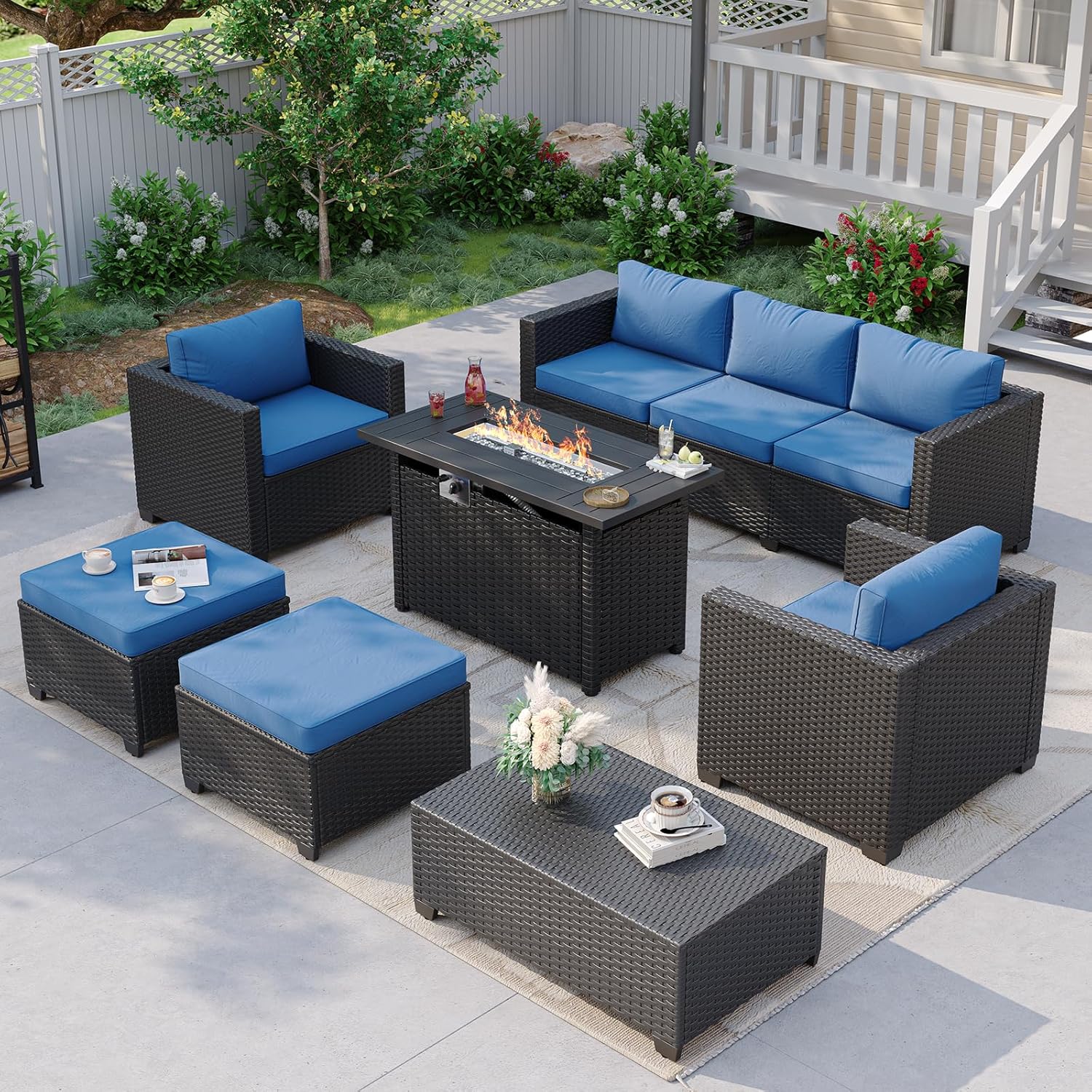 Outdoor Furniture Fire Pit Set - โซฟาแบบแยกส่วนสำหรับกลางแจ้งสีน้ำเงินกรมท่า พร้อมโต๊ะสำหรับวางเตาไฟและที่เก็บของ ชุดเฟอร์นิเจอร์ลานบ้านหวายและไม้ไผ่ 7 ชิ้น พร้อมออตโตมันและผ้าคลุมกันน้ำ